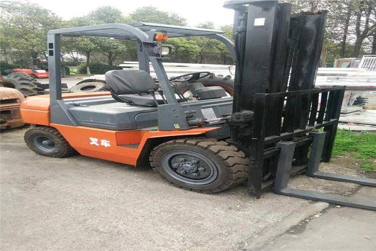 當(dāng)叉架上荷載過重會(huì)引起車尾翹起，此時(shí)讓人員站在濟(jì)寧合力叉車一端利用體重充當(dāng)平衡配重，結(jié)果在提升貨品時(shí)車尾突然上翹致使人員跌傷